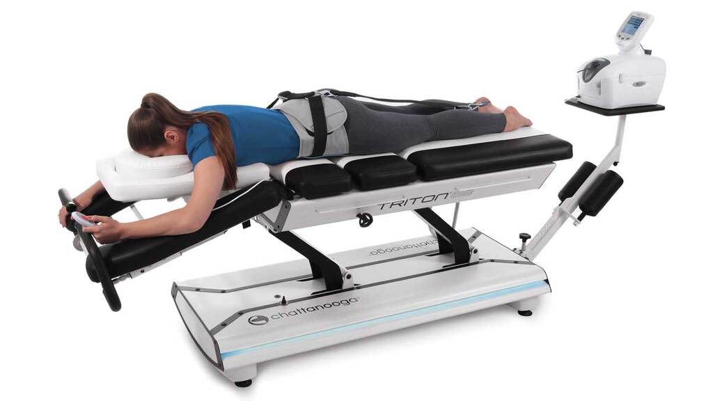 Séance de décompression neurovertébrale sur table Triton dans un centre Les Cliniques du Dos