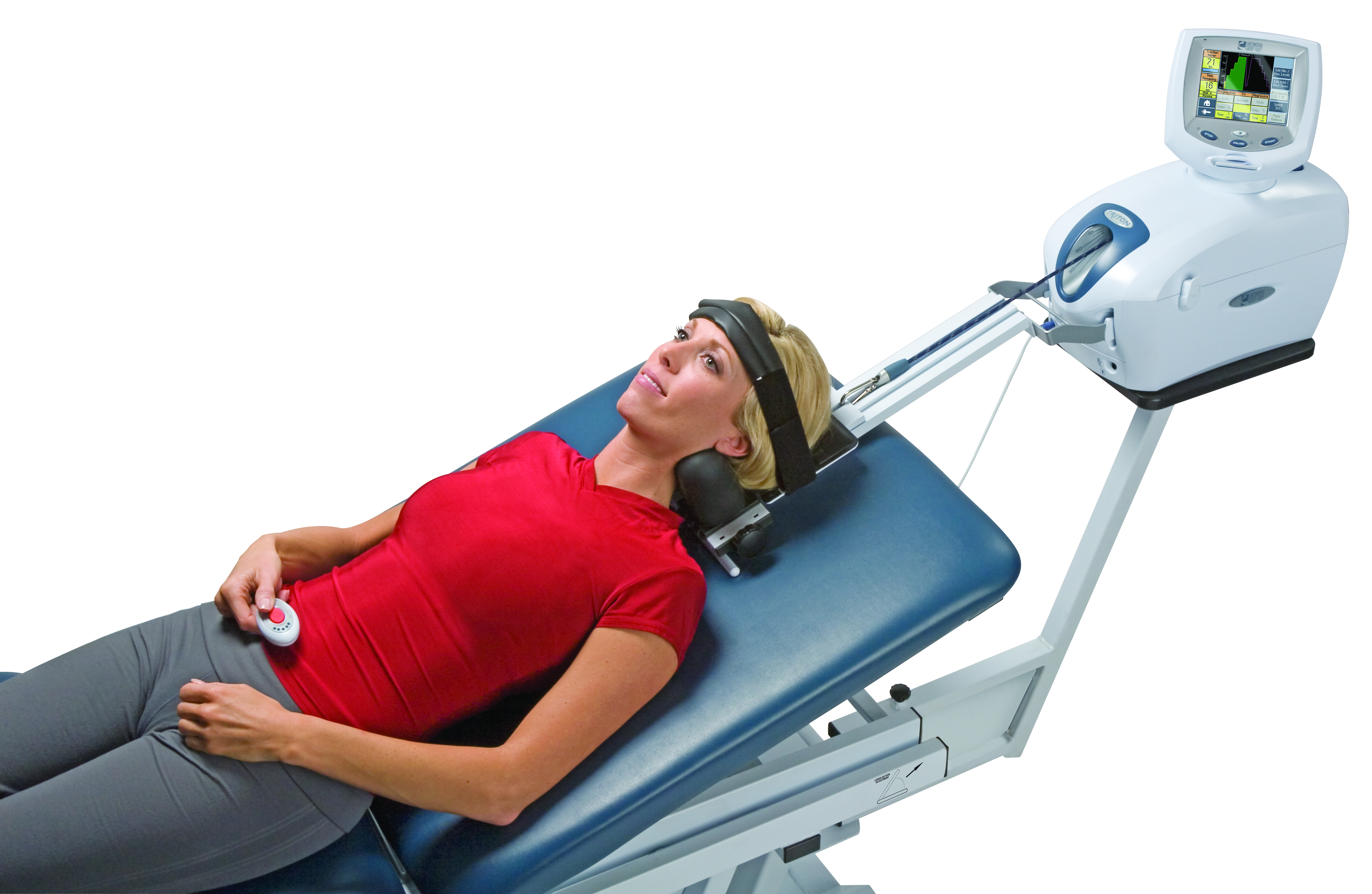 Personne allongée sur une table de décompression avec un casque autour de la tête et un appareil de contrôle à proximité.